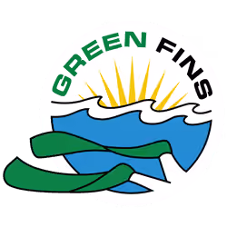Logotipo circular con olas azules estilizadas, un sol radiante amarillo, las palabras «GREEN FINS» en forma de arco en la parte superior y dos formas verdes que parecen corales o cintas en la parte inferior.