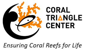 Logotipo de CTC Logotipo del Coral Triangle Center en el que se ve una ola circular negra estilizada con un coral naranja y un pez, el texto «Coral Triangle Center» y el eslogan «Ensuring Coral Reefs for Life».